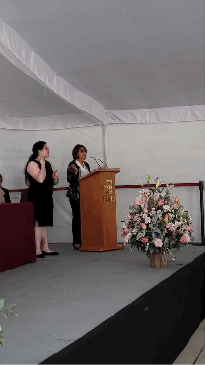 SECTEI_CDMX's tweet photo. En representación de nuestro titular, @PabloYanesRizo, la subsecretaria de Educación de la SECTEI, @etsandov, participó en la ceremonia de entrega de certificados del ciclo escolar 2024–2025 del @IEMS_CDMX. Destacó que esto representa mucho más que un trámite académico: es la evidencia de un camino recorrido con esfuerzo, de desafíos superados y de metas alcanzadas con disciplina y compromiso.

También invitó a alumnas y alumnos a aplicar lo aprendido para contribuir al desarrollo de la Ciudad de México y del país. El llamado fue claro: seguir aprendiendo, participar activamente y poner el talento y la energía de la juventud al servicio de una sociedad más justa, solidaria y próspera.

#CiudadEducadora
#CapitalDeLaTransformación