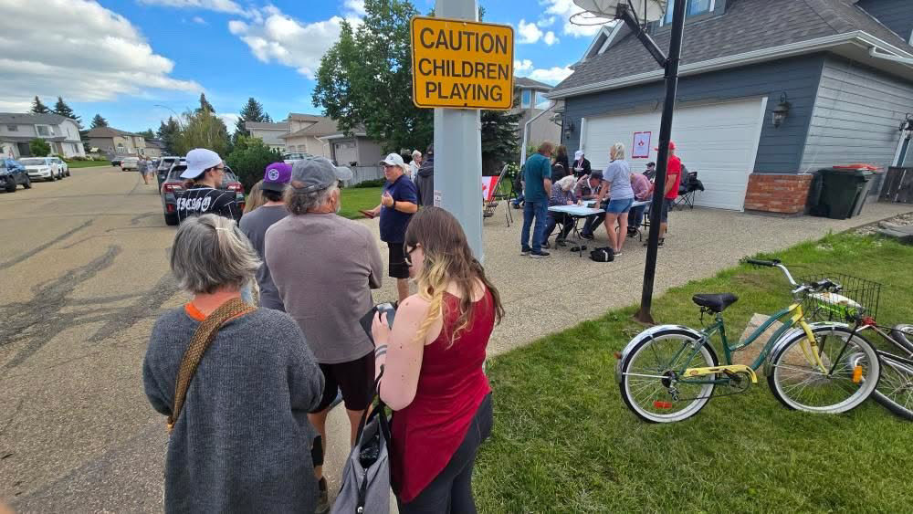 Stony Plain family set up a #ForeverCanadian “shop” in their driveway and this is what happened. Continuous lineup.

Any more doubts that Albertans are proud Canadians???

#Ableg #Cdnpoli