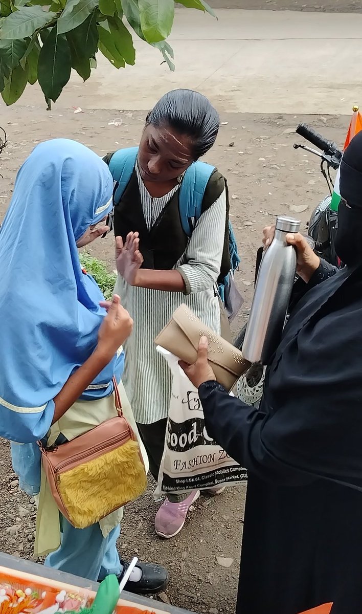 aslamkoheri's tweet photo. Picture of the day in #kalaburagi #gulbarga

A Hindu girl fixing a flag batch 🇮🇳 to a muslim girl.
This is the beauty of India.
"MAZHAB NAHI SIKHATA APAS ME BAIR RAKHNA,
HINDI HAI HUM
WATAN HINDUSTAN HAI HAMARA🇮🇳
#15august #IndependenceDay2025
#IndependenceDay #JaiHind https://t.co/k9Kqqvfelb