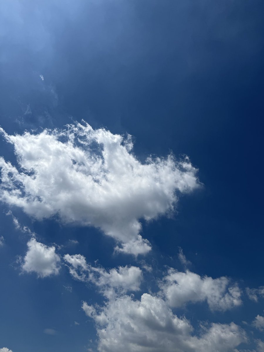 smiley_kikuchi's tweet photo. 東京大空襲を経験したばあちゃんが「いつ爆弾が落ちてくるのか、毎日空がおっかなかった」と。だから「空を見上げて笑顔でいられたら、それが本当の幸せなんだ」と何百回も話してくれた。空は綺麗のまま、空を怖いにしちゃいけない。

#終戦の日 #戦後80年 https://t.co/2ur9iTqu8n