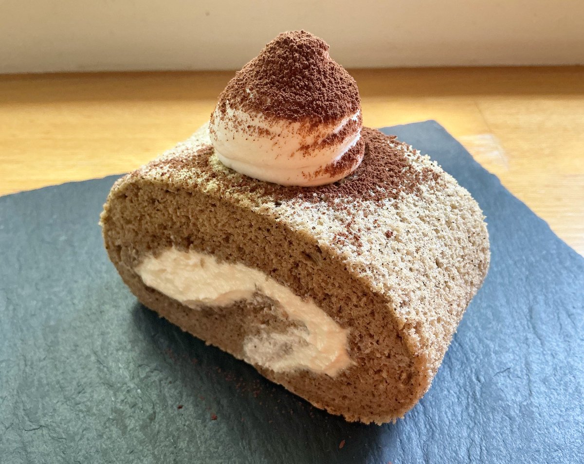cafe94740300's tweet photo. 新作です✨
ティラミスロールケーキ❣️
自家焙煎のブラジルの珈琲豆を使ったコーヒー生地と、チーズクリームのコラボお楽しみください😊
明日土曜日からです。
#新作ケーキ　　#ティラミスロールケーキ　　#ひよこまめ　　#卯辰山 https://t.co/IK07Lp2qkk