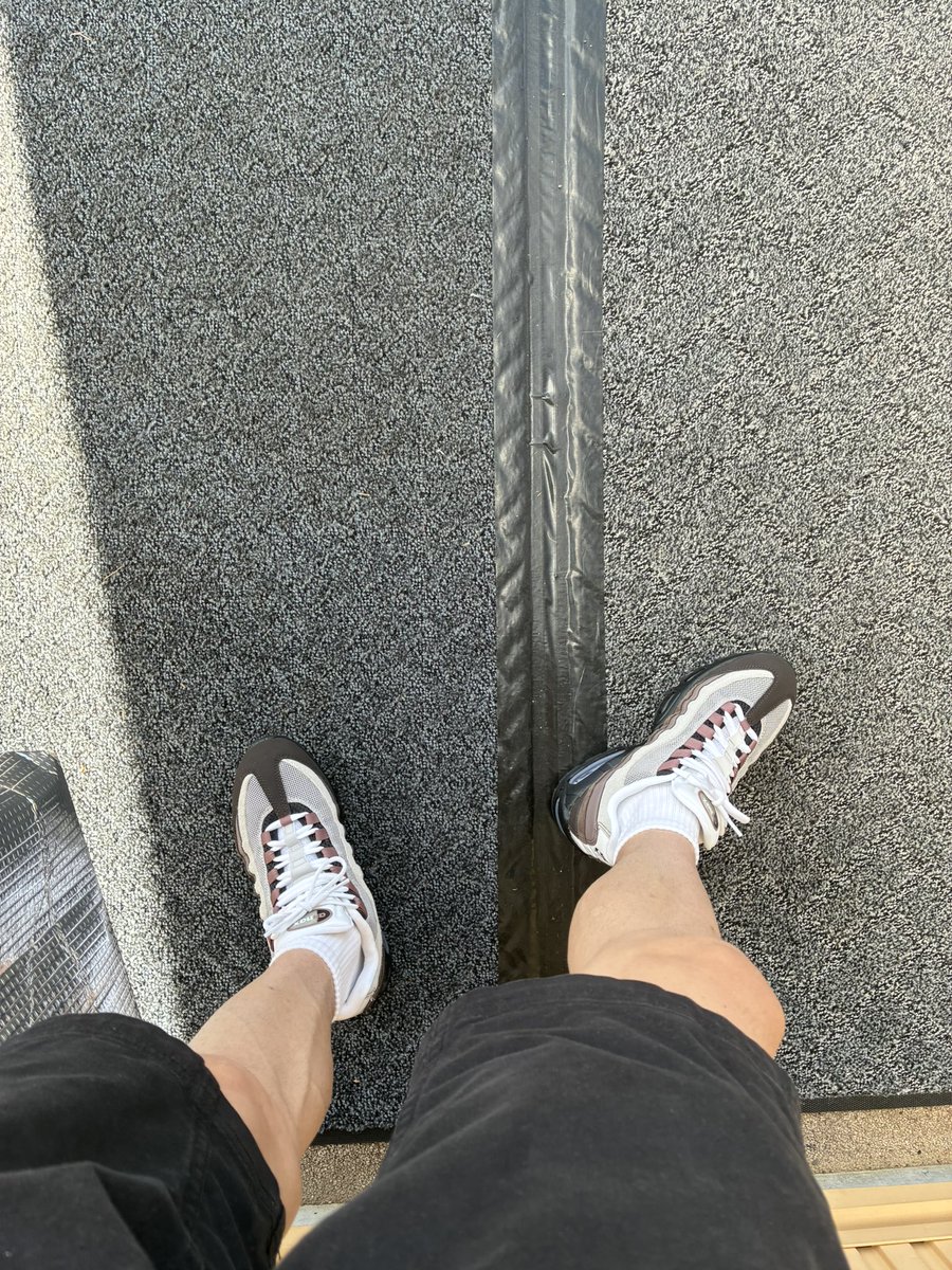 エアマックス95 ベルベットブラウン❤️

さっそく履いた👟
