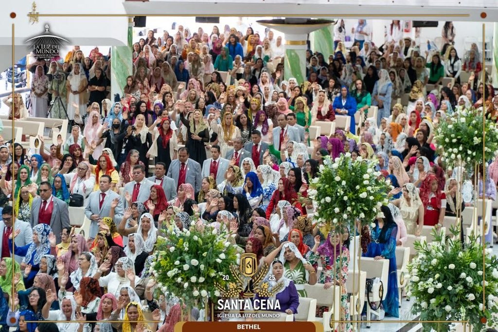 iglesialldm's tweet photo. Entre alabanzas y oraciones los congregados meditan en el glorioso sacrificio de Jesucristo. https://t.co/CJdjgEZiLX