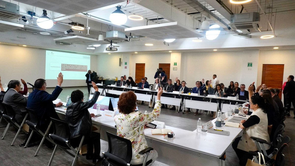 rvillanueval's tweet photo. Hoy dimos un paso histórico: presentamos la Plataforma Nacional de Microcredenciales en la Tercera Sesión Ordinaria de la @ANUIES. 

Esta plataforma es una herramienta que transformará la forma en que aprendemos, enseñamos y reconocemos el conocimiento en México. Porque como se los he venido compartiendo, la universidad no es solo una etapa, es para toda la vida y esta plataforma gratuita, construida por una gran red de universidades, permitirá que lo que aprendemos (dentro y fuera del aula) sea reconocido formalmente, abriendo más oportunidades y fomentando una carrera social que premie el talento y el esfuerzo.

En octubre arrancamos con el curso Salud Mental y Prevención de las Adicciones, gracias al apoyo de @conasamamx, el @TecdeMonterrey  y la @UNAM_MX.

¡Porque aprender toda la vida es la mejor forma de crecer como personas y como país!