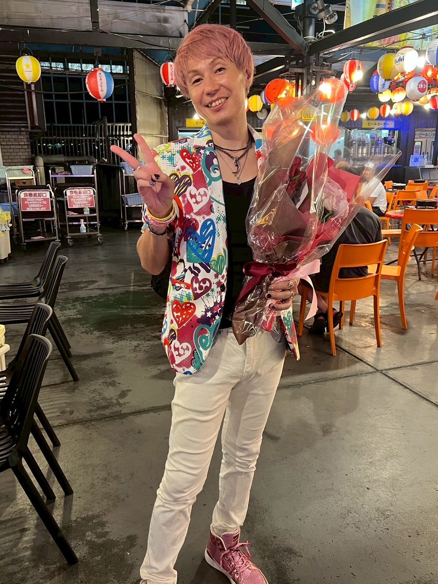 vocalist_andy's tweet photo. 先日のBBQから始まり、バンドメンバー・お客さん・生徒さん・SNSなど色んな方からお祝いのコメントやプレゼントも頂戴しました！

本当にありがとうございました！！

今後ともBBQ、BAILEYS、DAISUKEソロ、YouTubeなど頑張っていきますのでよろしくお願い致します☆ https://t.co/lZI33Uw68Y