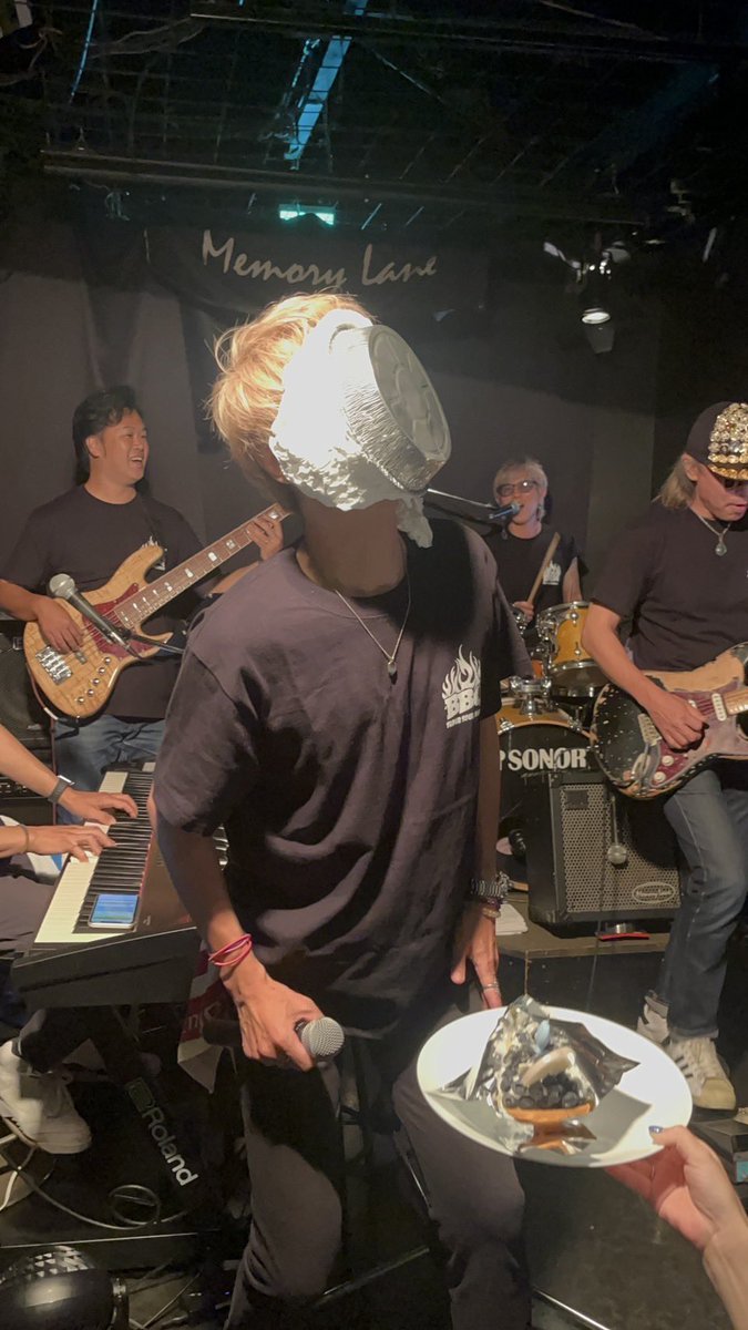 vocalist_andy's tweet photo. 先日のBBQから始まり、バンドメンバー・お客さん・生徒さん・SNSなど色んな方からお祝いのコメントやプレゼントも頂戴しました！

本当にありがとうございました！！

今後ともBBQ、BAILEYS、DAISUKEソロ、YouTubeなど頑張っていきますのでよろしくお願い致します☆ https://t.co/lZI33Uw68Y