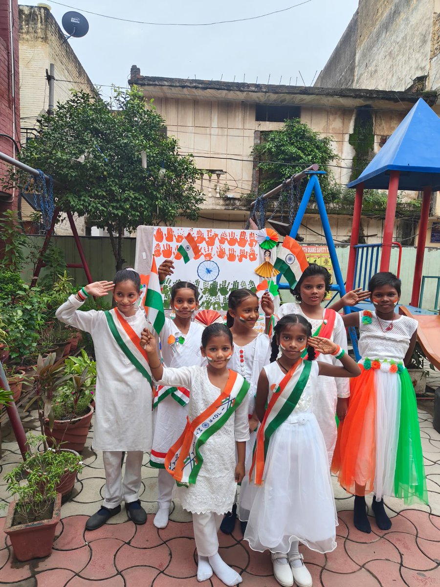 GPSbuterla's tweet photo. 🇮🇳 Freedom in the air, pride in our hearts!
GPS Buterla celebrated Independence Day with vibrant ‘Tree of Tiranga’ and cheerful selfies. 📸🌳
#IndependenceDay #GPSButerla #TreeOfTiranga" https://t.co/9PzhMmNtS4