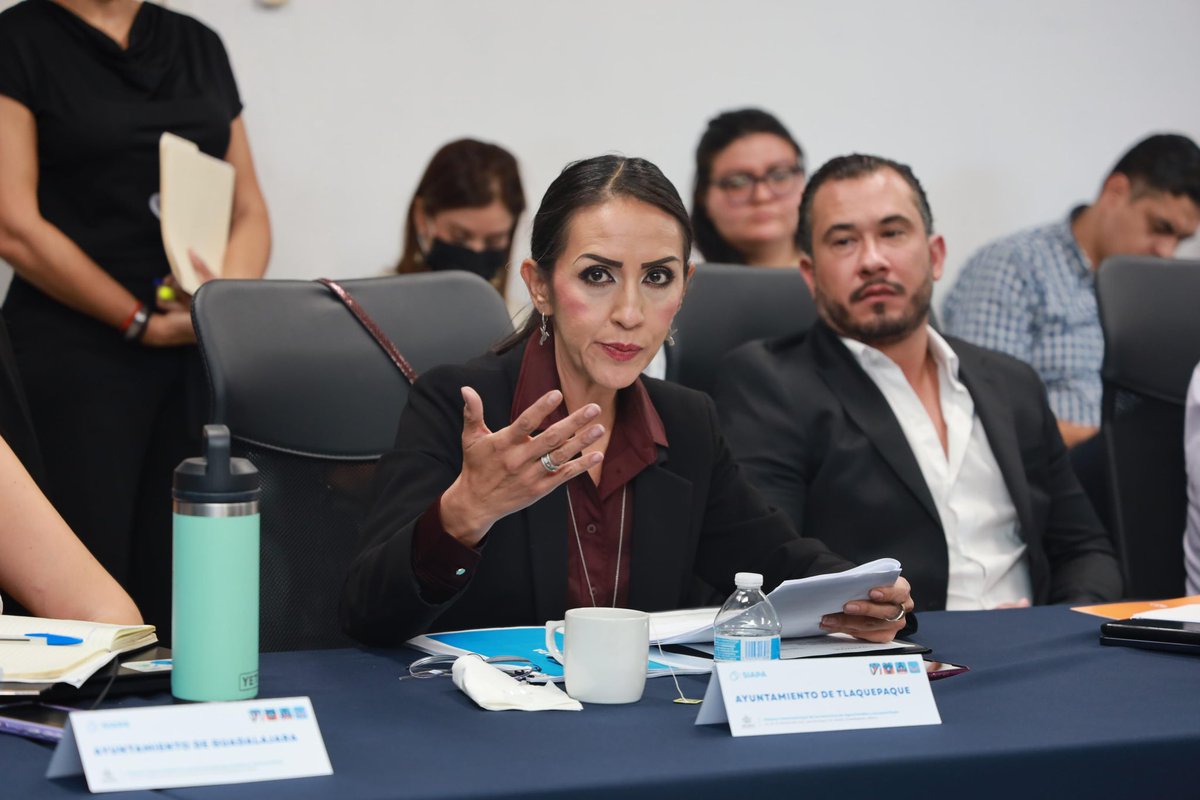 LauraImelPerezS's tweet photo. Logramos frenar el aumento a las tarifas del @siapagdl. 

Acudí personalmente a la sesión de la Comisión Tarifaria para defender a Tlaquepaque y su gente, por lo que votamos en contra el aumento de 5% a la tarifa del agua de uso doméstico para el próximo año.

Con nuestro voto y de otros 5 integrantes, la propuesta de incremento se rechazó.

A una taza rota no se le echa más agua, se le repara primero.