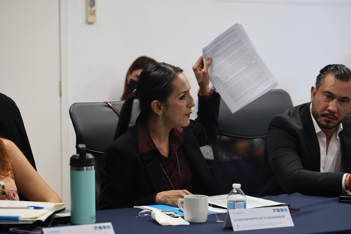 LauraImelPerezS's tweet photo. Logramos frenar el aumento a las tarifas del @siapagdl. 

Acudí personalmente a la sesión de la Comisión Tarifaria para defender a Tlaquepaque y su gente, por lo que votamos en contra el aumento de 5% a la tarifa del agua de uso doméstico para el próximo año.

Con nuestro voto y de otros 5 integrantes, la propuesta de incremento se rechazó.

A una taza rota no se le echa más agua, se le repara primero.
