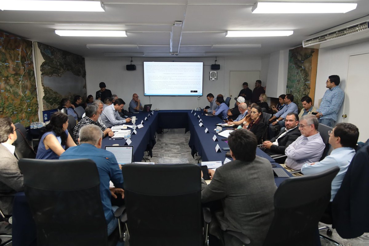 LauraImelPerezS's tweet photo. Logramos frenar el aumento a las tarifas del @siapagdl. 

Acudí personalmente a la sesión de la Comisión Tarifaria para defender a Tlaquepaque y su gente, por lo que votamos en contra el aumento de 5% a la tarifa del agua de uso doméstico para el próximo año.

Con nuestro voto y de otros 5 integrantes, la propuesta de incremento se rechazó.

A una taza rota no se le echa más agua, se le repara primero.