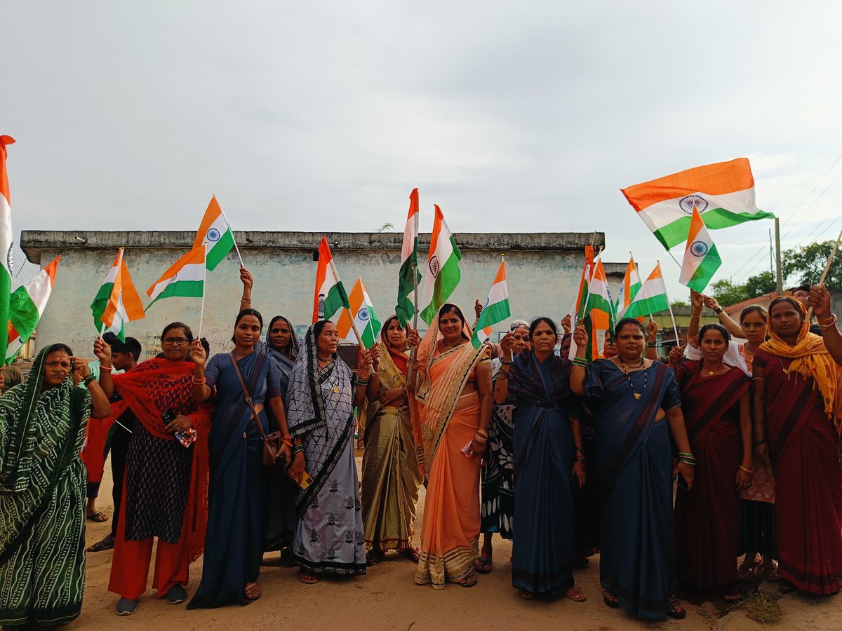 "हर घर तिरंगा, हर घर स्वच्छता" अभियान अंतर्गत ग्राम सरजुनी विकासखंड सक्ती में महिलाओं को स्वच्छ सुजल गांव की जानकारी दी गई तथा शपथ दिलाया गया।
#HarGharSwachhata
#JalJeevanMission
#HarGharTiranga
<a href="/ArunSao3/">Arun Sao</a> 
<a href="/jjmchhattisgarh/">Jal Jeevan Mission, Chhattisgarh</a>