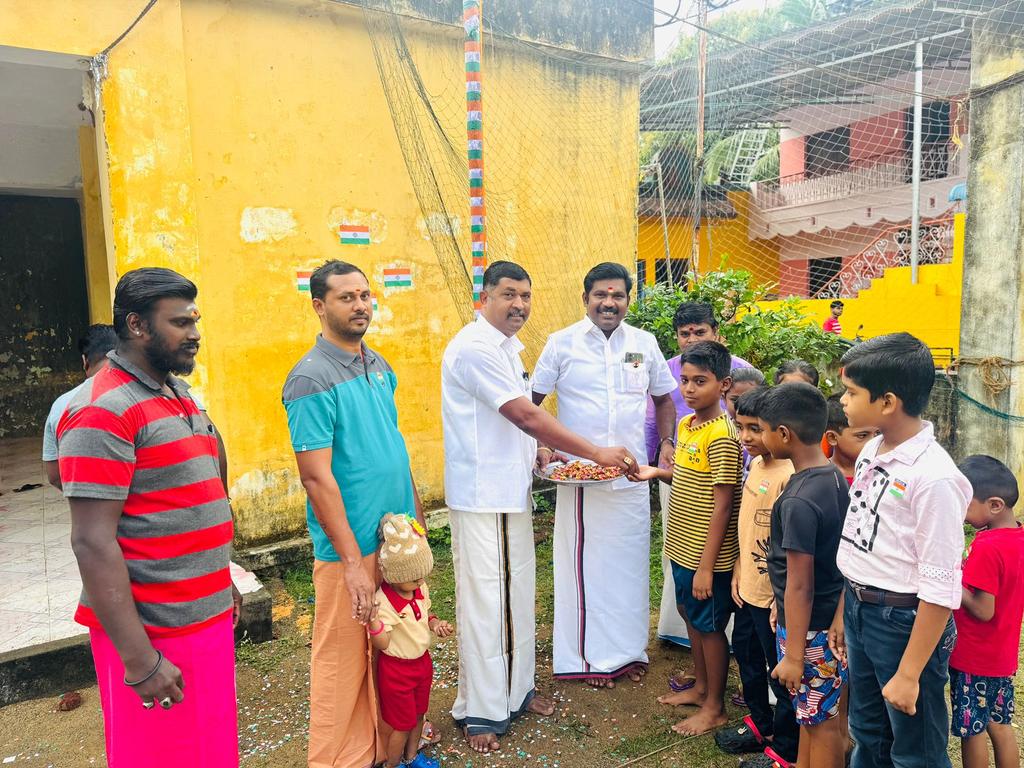 MSatheeshDMK's tweet photo. அந்தரபுரம் நேதாஜி இளைஞர் நற்பணி மன்றம் சார்பில் இந்திய ஒன்றியத்தின் 79-வது சுதந்திர தின விழாவினை முன்னிட்டு தேசியக்கொடி ஏற்றி இனிப்பு வழங்கிய நிகழ்வில்...
#சுதந்திரதினம் https://t.co/X2UnPOKl2J