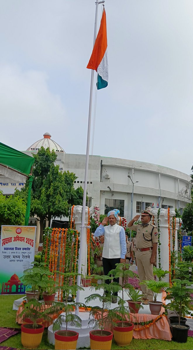 DRM_Agra's tweet image. आज 79वें स्वतंत्रता दिवस के पावन अवसर पर,मंडल कार्यालय प्रांगण में ध्वजारोहण 🇮🇳
 किया।
यह दिन हमें स्वतंत्रता संग्राम के उन महानायकों के त्याग और बलिदान की याद दिलाता है, जिन्होंने मातृभूमि की आज़ादी के लिए अपना सर्वस्व न्यौछावर कर दिया l 
#IndependenceDay #FlagHoisting
@CPRONCR