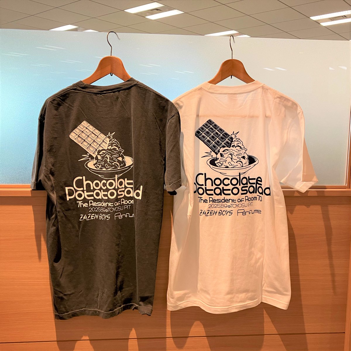 【プレゼント🎁】
ZAZEN BOYS×Perfume
『70号室の住人 LIVE!!!! ～ チョコレイトポテトサラダ ～』
イベントTシャツ(Lサイズ)を2名様にプレゼント

※ぴあ音楽編集部SNS（X）で実施

【応募方法】
・ぴあ音楽編集部（<a href="/OngakuPia/">ぴあ 音楽編集部</a>）をフォロー
・本ポストをリポスト

応募締切：9/8(月) 23:59まで