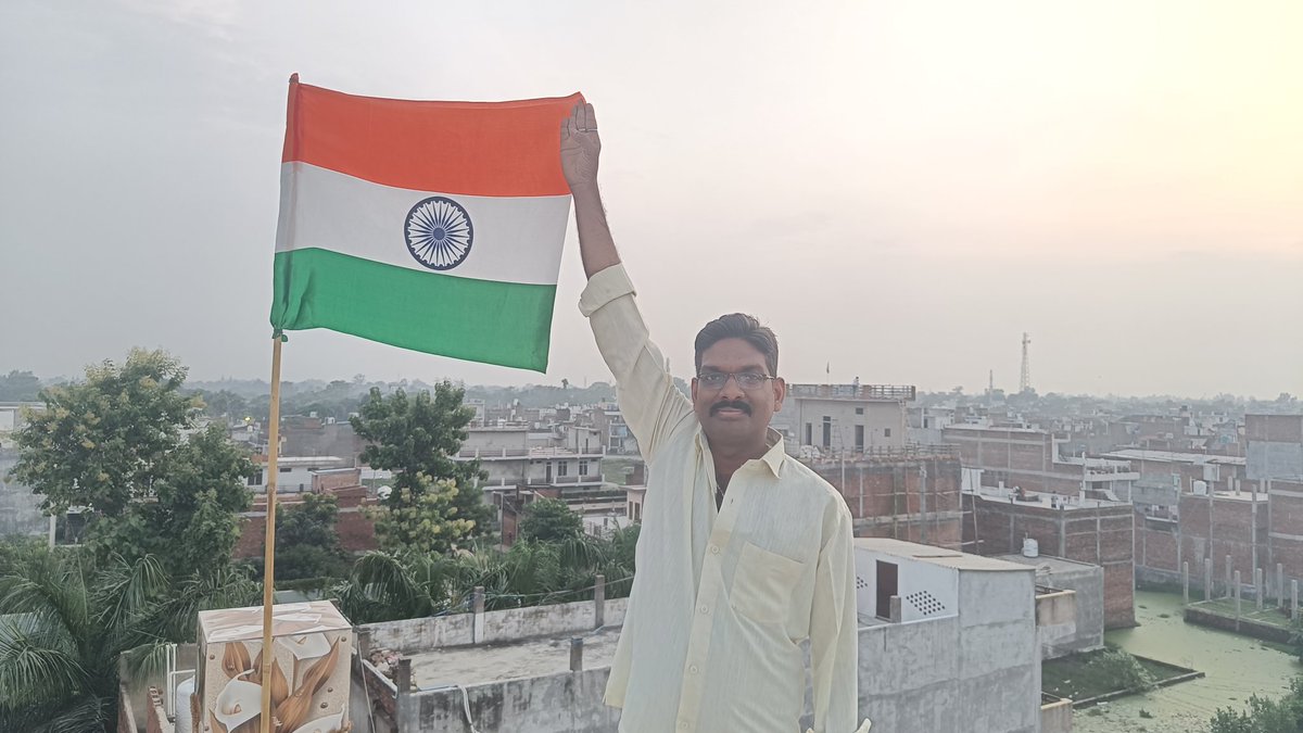 #केसरिया रंग आज़ादी के लिए शहीद हुए वीर जांबाजों व क्रांतिकारियों के लहू की याद दिलाता है।#सफेद रंग शांति का प्रतीक है।#हरा रंग हरियाली का प्रतीक है।और चौथा रंग #अशोक_चक्र जो कि सफेद रंग पर बीच में है वह ये संदेश देता है कि जीवन गतिशील है हमें 24 घण्टे  समर्पित रहना चाहिए
🇮🇳🙏⚖️