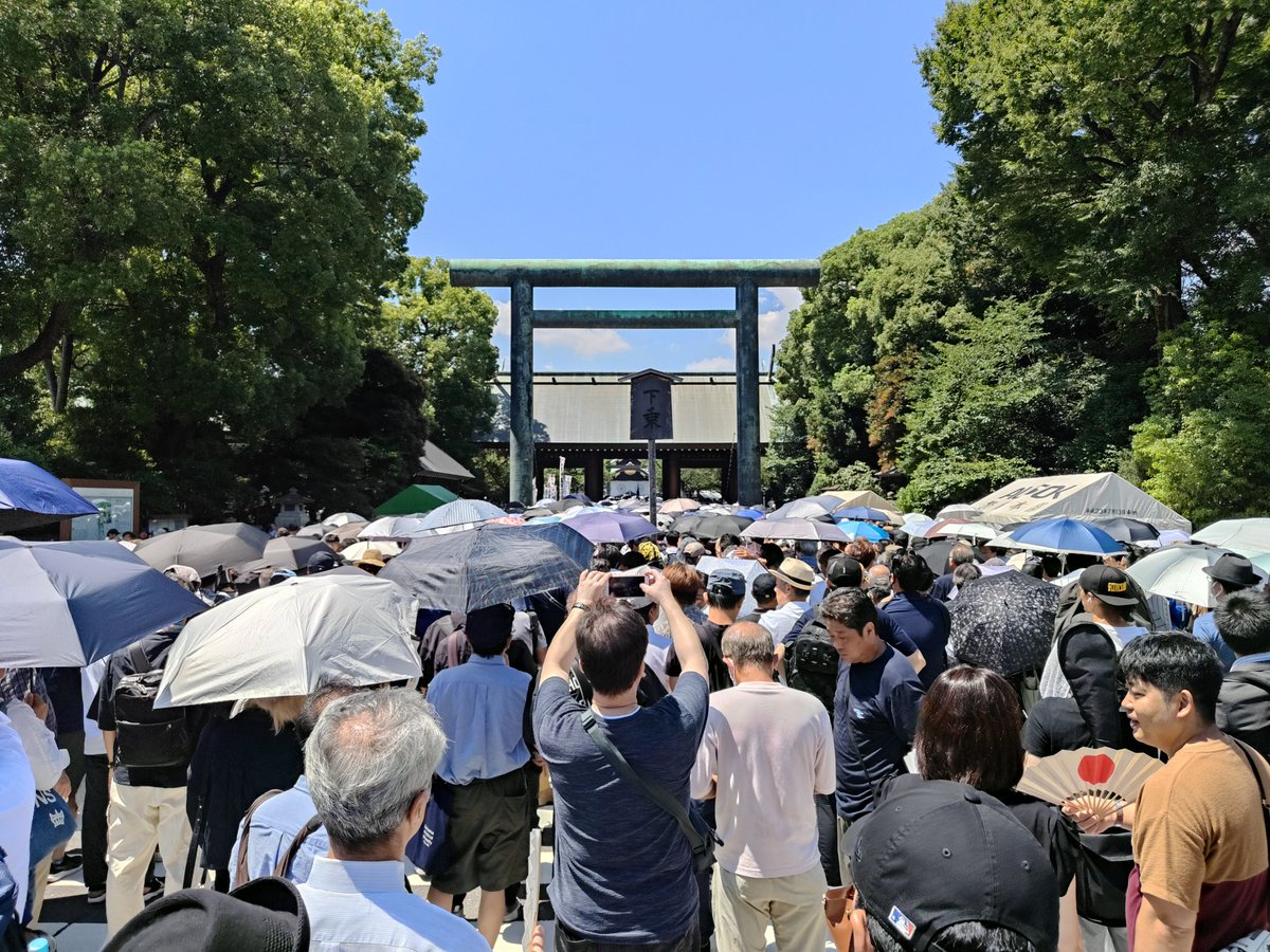ootani46's tweet photo. 8月15日、靖国神社はすごい人人人。若い人たちがとても多いのが印象的。日本は明るいと勇気をもらう。 https://t.co/T80coHjMlw