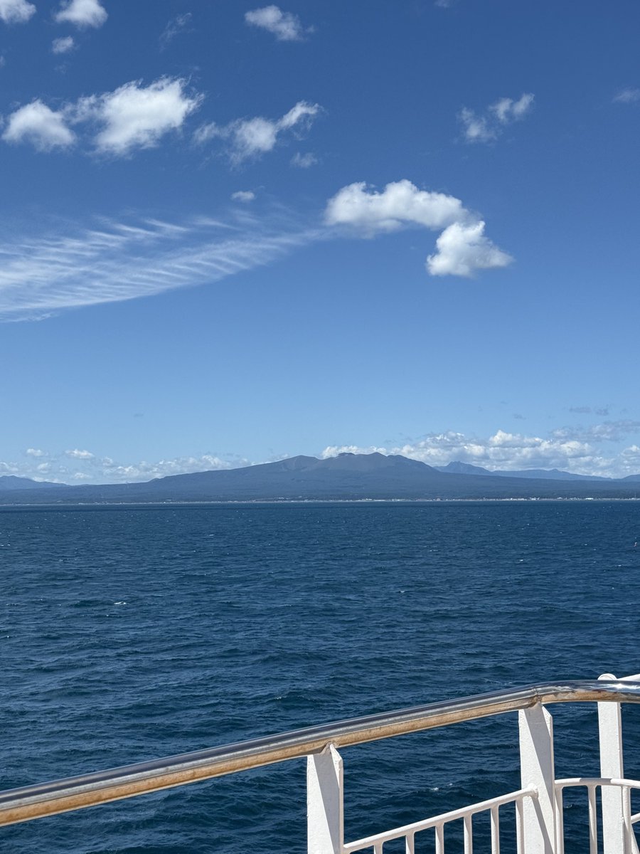 苫小牧港に接近中。よい天気で樽前山がくっきり