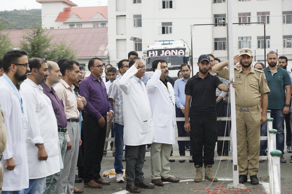 🇮🇳 #GMCBaramulla celebrated the 79th #IndependenceDay with patriotic fervor! Principal Prof. <a href="/jahangir_prof/">Dr. Prof. Majid Jahangir</a> unfurled the Tricolour with MS Dr. Parvaiz Masoodi, joined by faculty, staff &amp; students—honoring freedom, unity &amp; service to the nation. #IndependenceDay2025