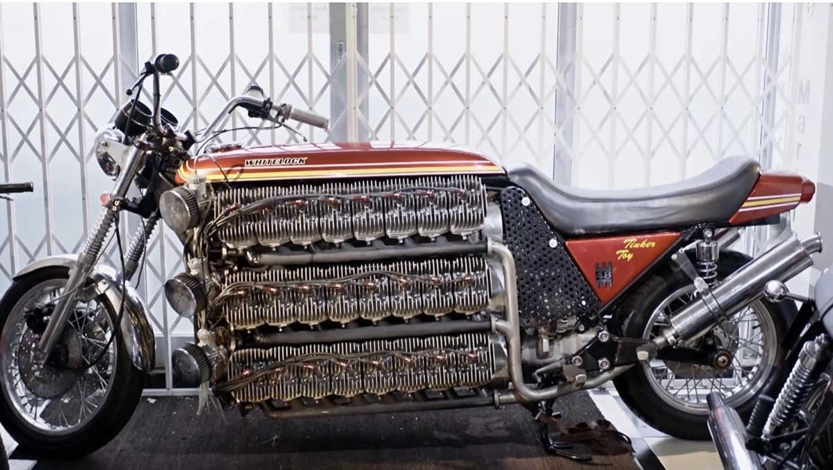 PutiMotor's tweet photo. 🇬🇧ガレージビルダー、サイモン・ホワイトロック氏が、カワサキの2ストマシン「KH250」のシリンダーを48機も搭載した「ティンカートイ」を製作❗️

「KH250」の3気筒エンジンを16台積んで、排気量は4,200cc、マシンの総重量は約590kg、125ccのスクーターエンジンで始動。

https://t.co/iZyTBIWZNs https://t.co/gToP3CHzyl
