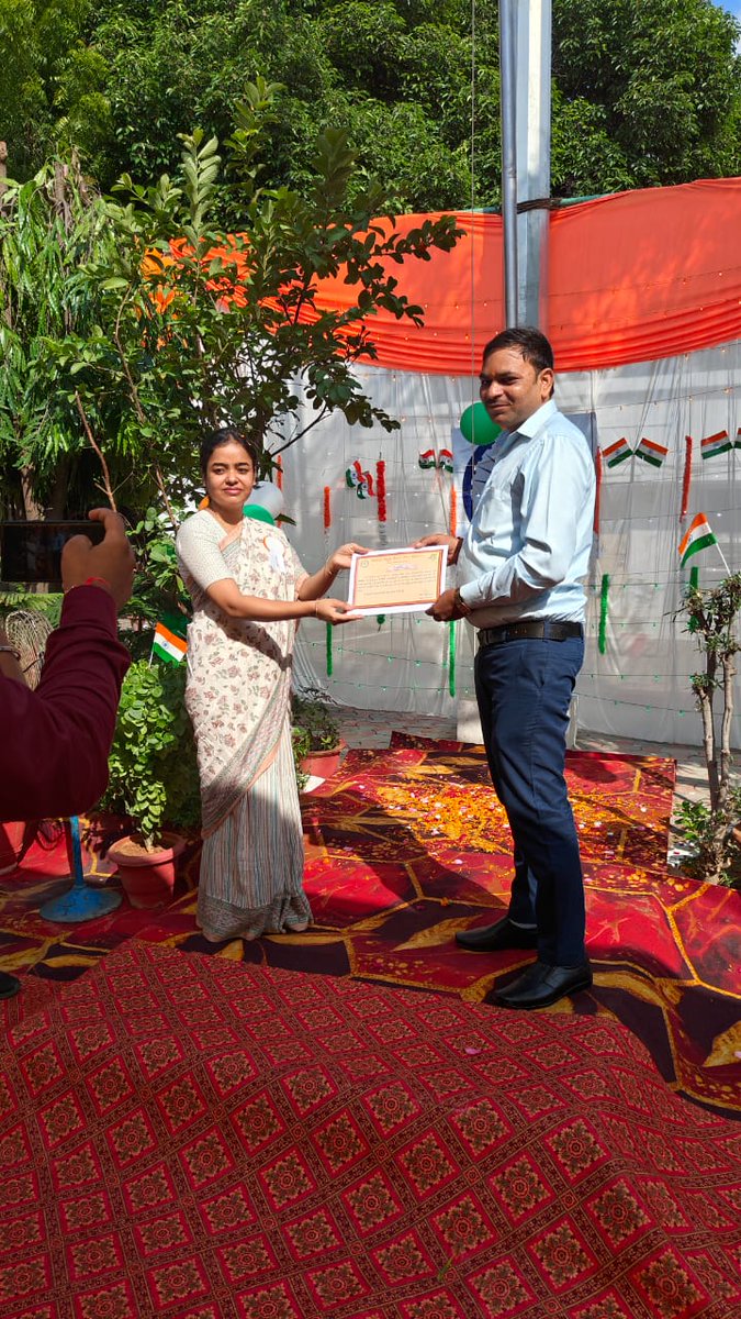 MVVNL के प्रबंध निदेशक रिया केजरीवाल ने आज स्वतंत्रता दिवस के शुभ अवसर पर सर्वाधिक ग्रामीण उपभोक्ताओं का बिजली बिल जमा करने वाले 2 सीएससी वीएलई (पुण्डरीक कुशवाहा-लखनऊ और अजय मौर्या-उन्नाव) को प्रशस्ति पत्र देकर सम्मानित किया। <a href="/rkmishra011/">Rajesh Mishra</a> <a href="/CSCUttarPradesh/">CSC Uttar Pradesh</a> <a href="/CSCegov_/">CSCeGov</a>