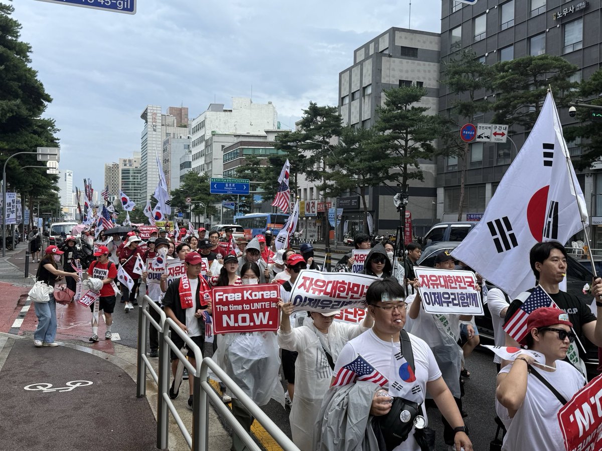 zuices's tweet photo. We do not stop
we will keep our freedom

keep eye on Korea https://t.co/EzmtXCuqTf