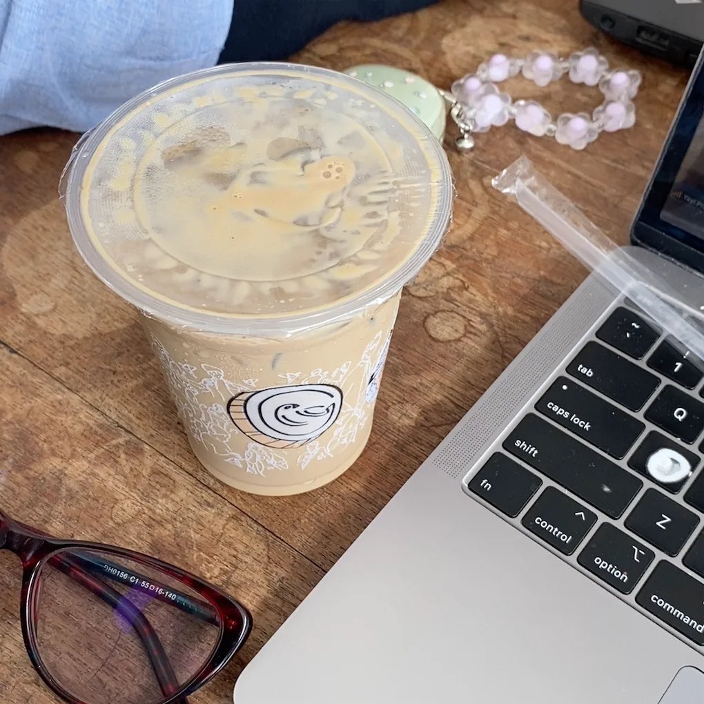 pieceofpatya's tweet photo. couvee: emang suka &amp; grabfood lagi diskon 
cosan: so so, lagi kerkel jadi beli
tomoro: gasuka, beli karna redeem voucher https://t.co/3iLySvfiYs
