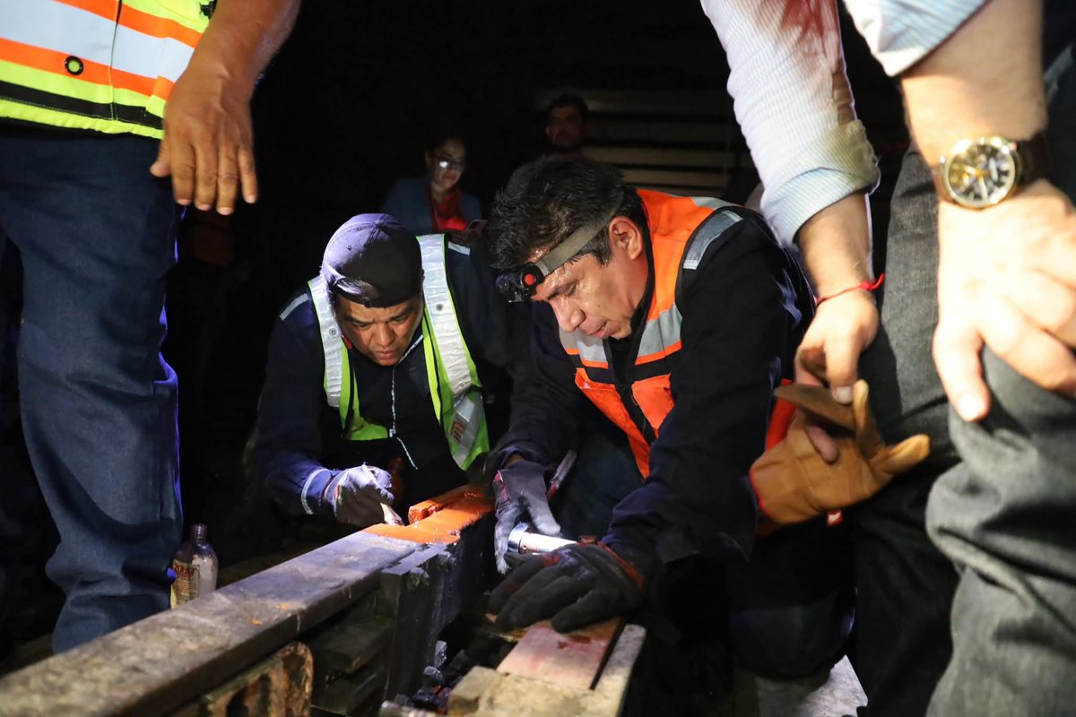 AdrianRubalcava's tweet photo. Servicio normal – Línea 2
Se ha restablecido la operación en toda la Línea 2, de Tasqueña a Cuatro Caminos, luego de la intervención inmediata de los técnicos del @MetroCDMX en la interestación Pino Suárez – Zócalo.
Agradecemos el apoyo de @RTP_CiudadDeMex  durante la contingencia, así como la comprensión y paciencia de nuestras usuarias y usuarios.