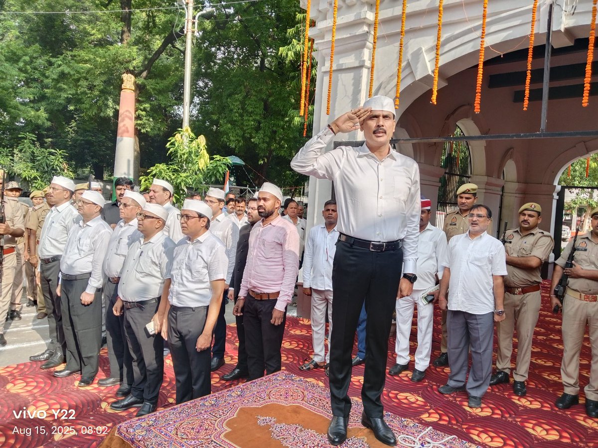 dmballia's tweet photo. 79वें स्वतंत्रता दिवस पर कलेक्ट्रेट परिसर, बलिया में ध्वजारोहण कर स्वतंत्रता संग्राम सेनानियों के बलिदान को नमन किया। बलिया की जनता, अधिकारियों, कर्मचारियों व नागरिकों को स्वतंत्रता दिवस की हार्दिक शुभकामनाएं। 🇮🇳 #IndependenceDay2025 https://t.co/ZNbhBDbbnr