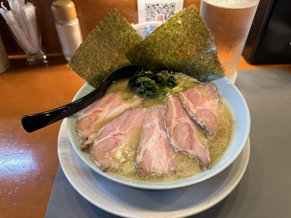 booc1's tweet photo. 先日の、お昼は訪問課題店であった
#麺者屋ちくわ　さんへ

鶏骨チャーシュー麺を、オーダー。

どことなく、懐かしさのある、そして、奥行きのある味わい。

油っぽくないわけでわないが、スルッと頂ける一杯。

レア感のあるチャーシューもかなり良い感じでした‼️

ご馳走様でした😋

#JB64
#ジムニー
#キネティックイエロー
#鶏骨ラーメン
#富里市
#酒々井プレミアムアウトレット
#冨里インター
#七栄
