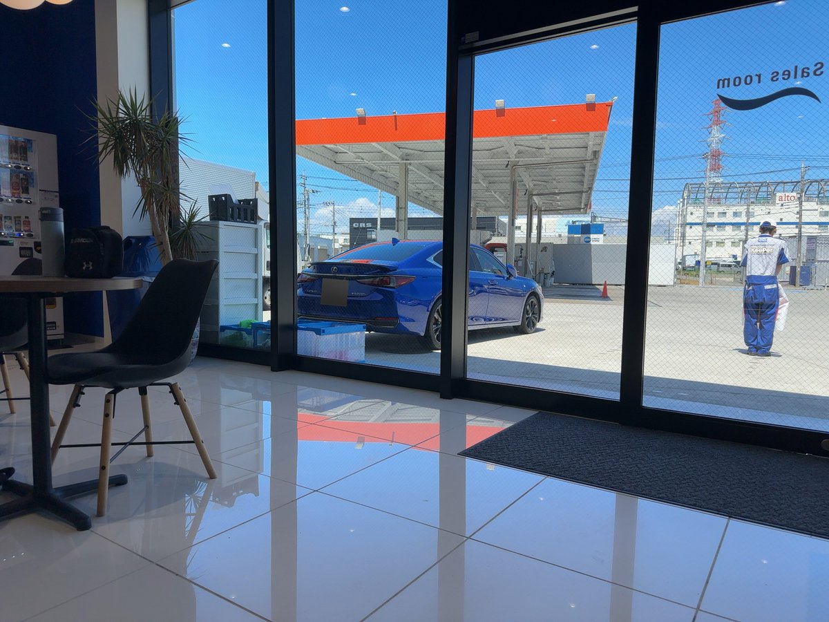 LEXUS_SixtyFive's tweet photo. 青くカッコいいクルマがあると思ったら、私の愛車でした！
安心してください、まだ乗ってますよ🟦

雨によるウォータースポットが気になるこの季節、しっかりと除去してもらいました🌈
改めて見ると、空よりも青くてビックリです！ https://t.co/QNSBivGsJi