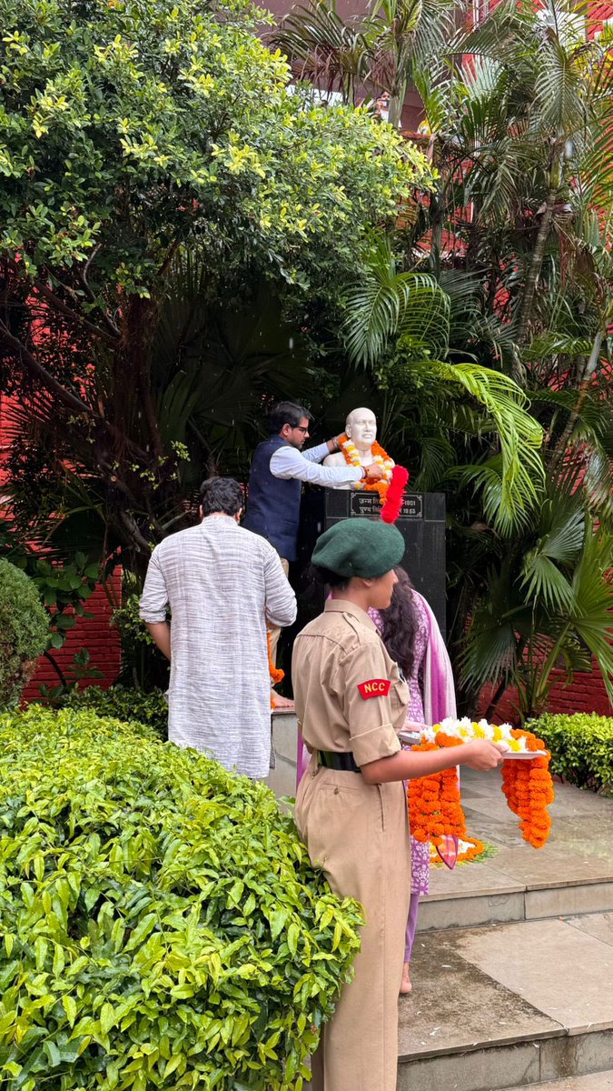 स्वतंत्र दिवस के  पावन अवसर पर दिल्ली विश्व विद्यालय के श्यामा प्रसाद कॉलेज प्रांगण में आयोजित कार्यक्रम में मुख्य अतिथि के रूप में उपस्थित होकर झंडा फहराया एवं तिरंगा यात्रा को हरी झंडी दिखाकर रवाना किया । भारी बारिश के बीच छात्राओ का उत्साह देखते ही बनता था! जय हिन्द 🇮🇳