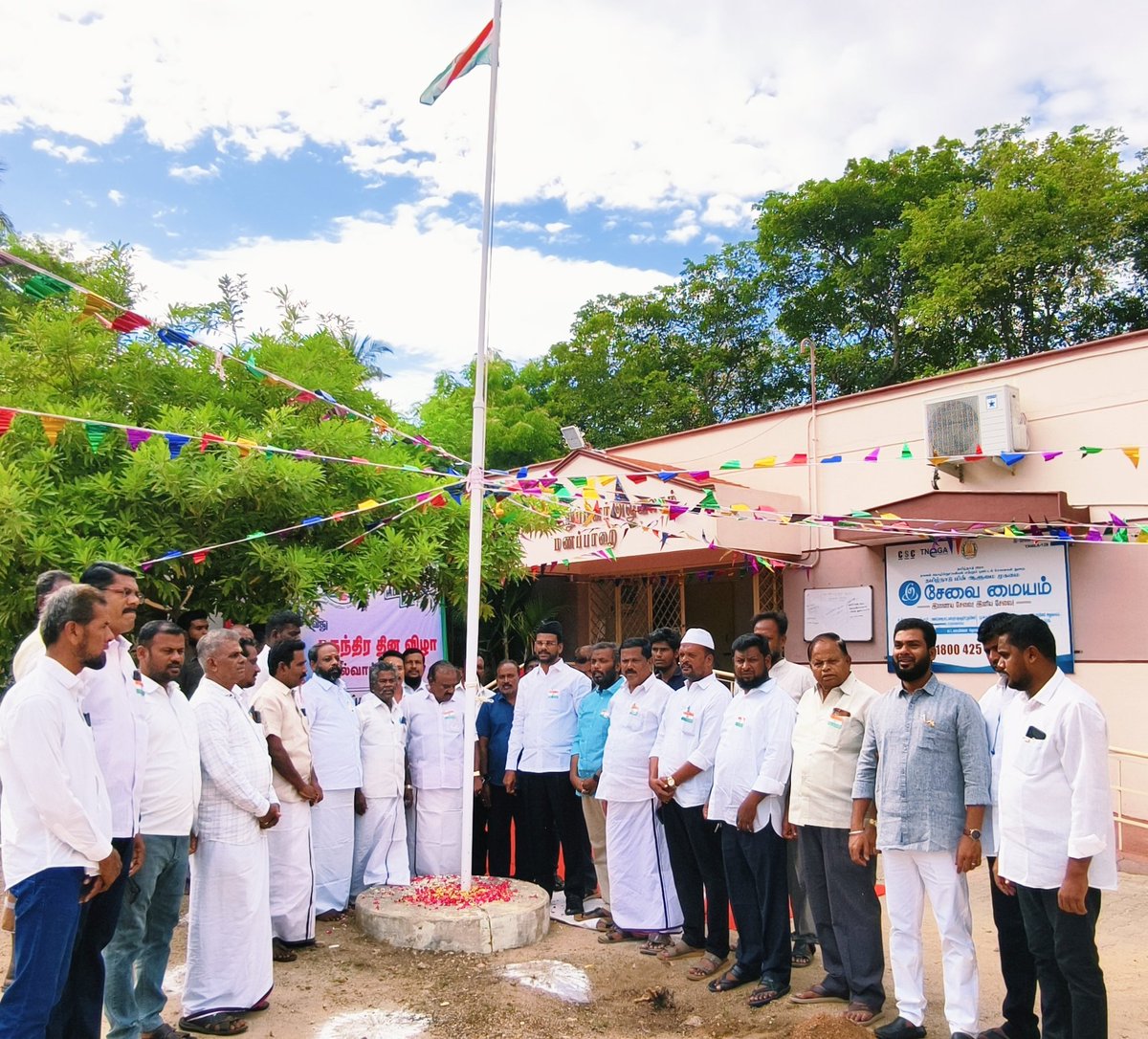 abdulsamadmmk's tweet image. இந்திய திருநாட்டின் 79வது சுதந்திர தினத்தை முன்னிட்டு மணப்பாறை சட்டமன்ற உறுப்பினர் அலுவலகத்தில் 
தேசிய கொடியேற்றி வைத்து வளாகத்தில் மரக்கன்றுகள் வைத்தேன்.

 #jawahirullahmla #pabdulsamad #IndependenceDay