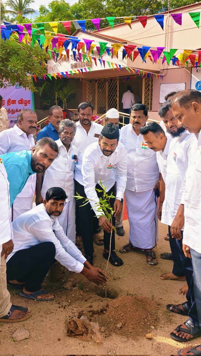 abdulsamadmmk's tweet image. இந்திய திருநாட்டின் 79வது சுதந்திர தினத்தை முன்னிட்டு மணப்பாறை சட்டமன்ற உறுப்பினர் அலுவலகத்தில் 
தேசிய கொடியேற்றி வைத்து வளாகத்தில் மரக்கன்றுகள் வைத்தேன்.

 #jawahirullahmla #pabdulsamad #IndependenceDay