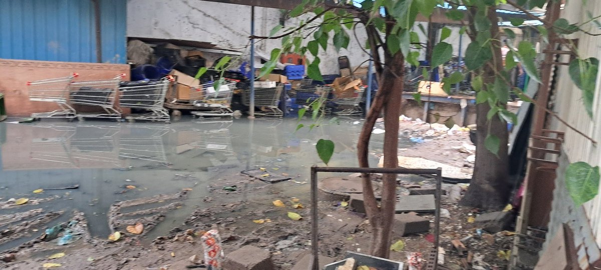 sumitsumiti's tweet photo. @SMARTBazaarIn @SMARTBazaarIn #HappyIndependenceDay2025 even on 79th independence day, we still haven't got independence from poor sanitation work environment. This is not a sewer drain but unloading area of Smart Bazaar in Indirapuram Ghaziabad. Dated 15th Aug 25 https://t.co/R94Q4gwwKA