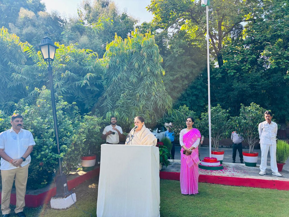 UPCane's tweet photo. हमारे देश के  गौरवशाली इतिहास स्वतंत्रता सेनानियों के त्याग और बलिदान की याद दिलाते हुए 79वाॅ स्वतंत्रता दिवस मनाया गया इस अवसर पर अपर मुख्य सचिव श्रीमती वीना कुमारी के द्वारा ध्वजारोहण किया गया एवं गन्ना आयुक्त महोदया मिनिस्ती एस. तथा विभागीय अधिकारी व कार्मिक भी उपस्थित रहे । https://t.co/hnmjHlhf7A