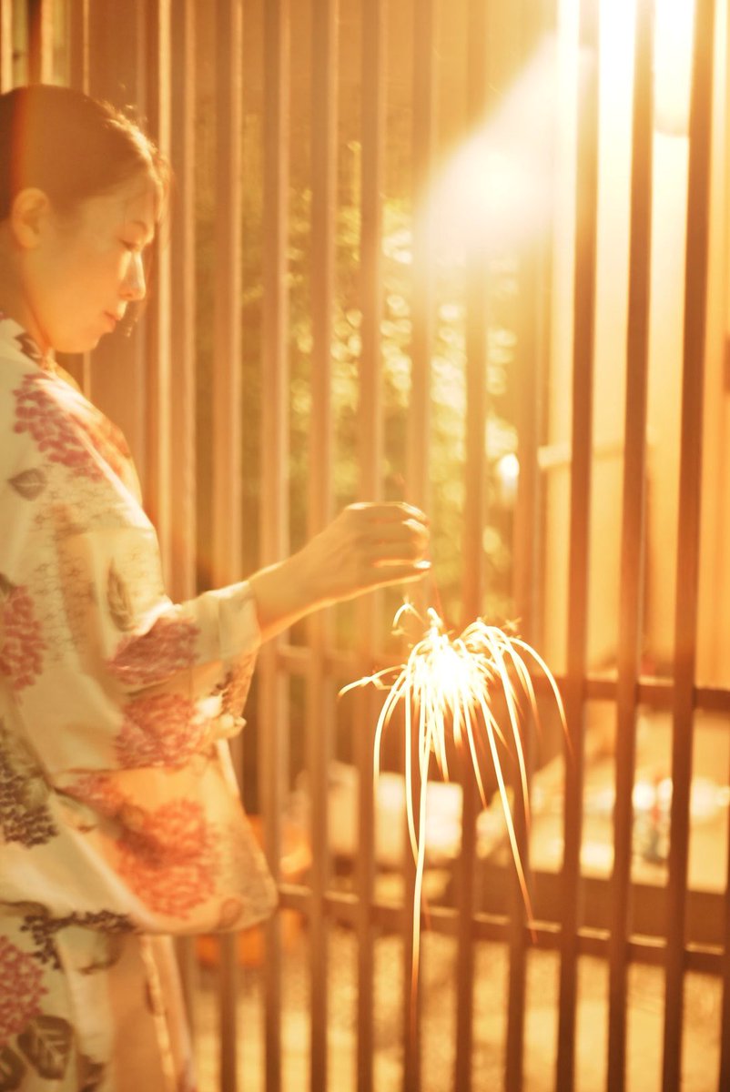 chiikohi's tweet photo. 実家で花火をしました〜🎆
手元は暗いし💦
火は眩しいし💦
花火はあッと言っ間に終わってしまうし💦
苦戦しました👘

 #花火
#浴衣
 #カメラ女子
#キリトリセカイ
#ふぉと
#japan 
#日本の風景 
#写真は私の原動力
#写真は心のシャッター https://t.co/n5h6YNZUxA