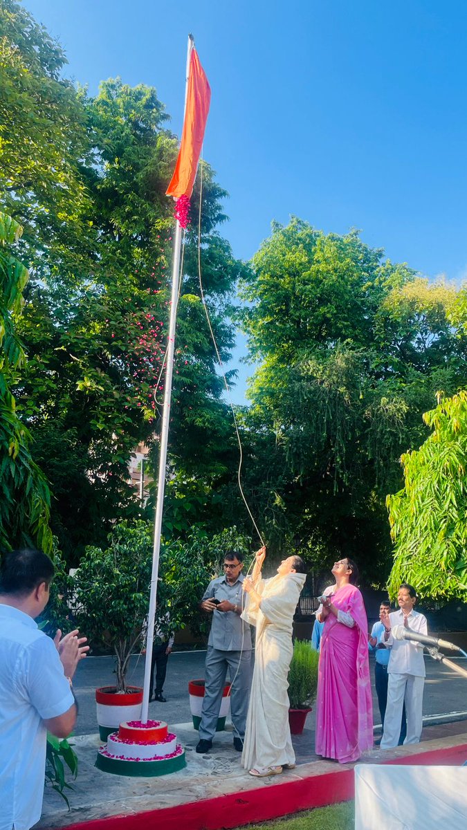 UPCane's tweet photo. हमारे देश के  गौरवशाली इतिहास स्वतंत्रता सेनानियों के त्याग और बलिदान की याद दिलाते हुए 79वाॅ स्वतंत्रता दिवस मनाया गया इस अवसर पर अपर मुख्य सचिव श्रीमती वीना कुमारी के द्वारा ध्वजारोहण किया गया एवं गन्ना आयुक्त महोदया मिनिस्ती एस. तथा विभागीय अधिकारी व कार्मिक भी उपस्थित रहे । https://t.co/hnmjHlhf7A