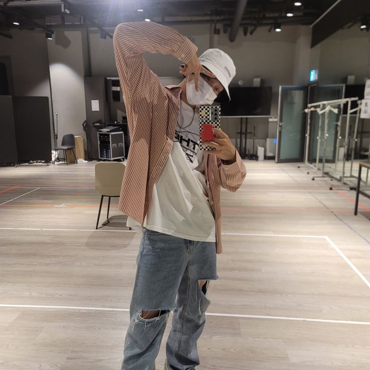 ounosecon's tweet photo. ⠀ 
⠀ 
[ 💬 #VOYZ_ERGIN ]
 ͜✦ dear NAVIGATORS ⠀ 

💌 We @BOYZ_VOYAGE practicing dance for #Can_We_Luv. My legs are kinda screaming right now, but it’s fine. All for our Navi!
You better be working hard today too, okay? Don’t make me be the only one sweating here 😏
 ⠀
  ⠀ https://t.co/dfvt5G2DZ2