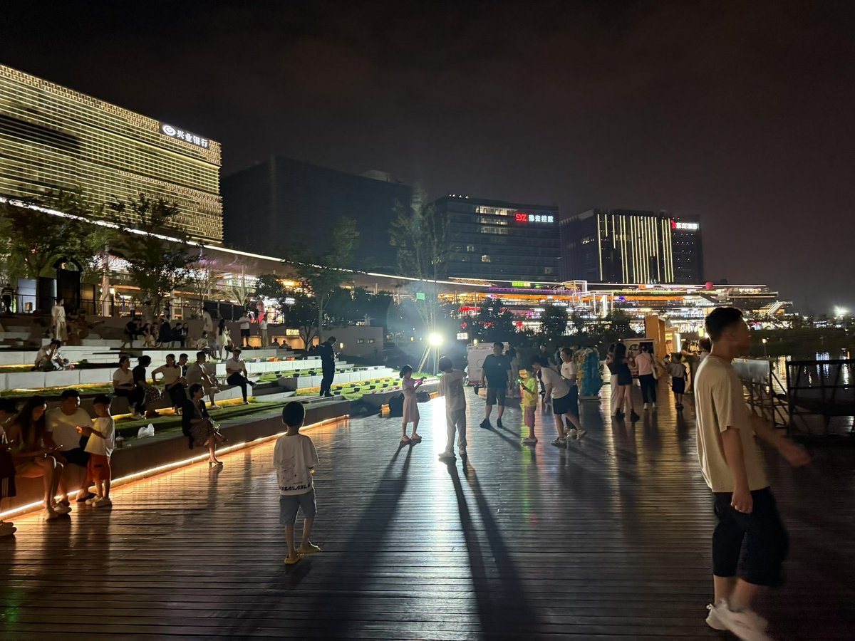 ATS700's tweet photo. 晚上出来闲逛🚶‍♀️‍➡️，别人都有手牵，我只能左手牵右手😭 https://t.co/F6g5ETqdoZ