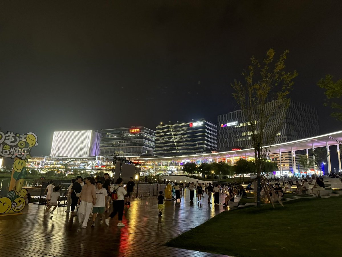 ATS700's tweet photo. 晚上出来闲逛🚶‍♀️‍➡️，别人都有手牵，我只能左手牵右手😭 https://t.co/F6g5ETqdoZ