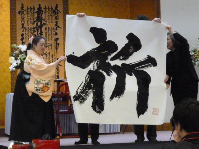 pray_for_one's tweet photo. 8月15日今年は80回目の「終戦記念日」戦争のない平和な世界を皆が望んでいるのに世界平和を祈って…PRAY for (世界平和)
#世界平和 #終戦記念日 #80年の想い #祈り #祈り鶴 #PRAYforONE https://t.co/DBERvUvLti