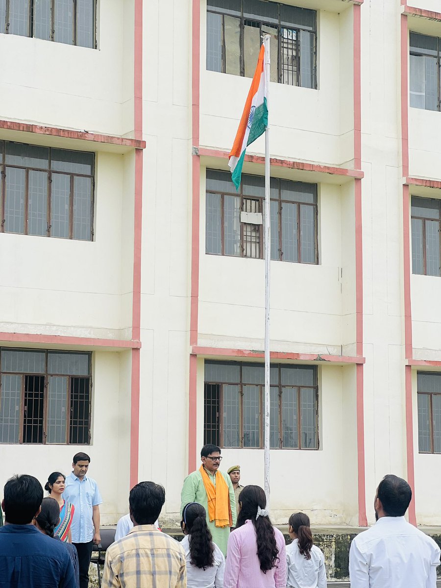स्वतंत्रता दिवस के शुभ अवसर पर रबूपुरा स्थित राजकीय महाविद्यालय पर ध्वजारोहण किया। 
जय हिंद, जय भारत 🇮🇳

#IndependenceDay