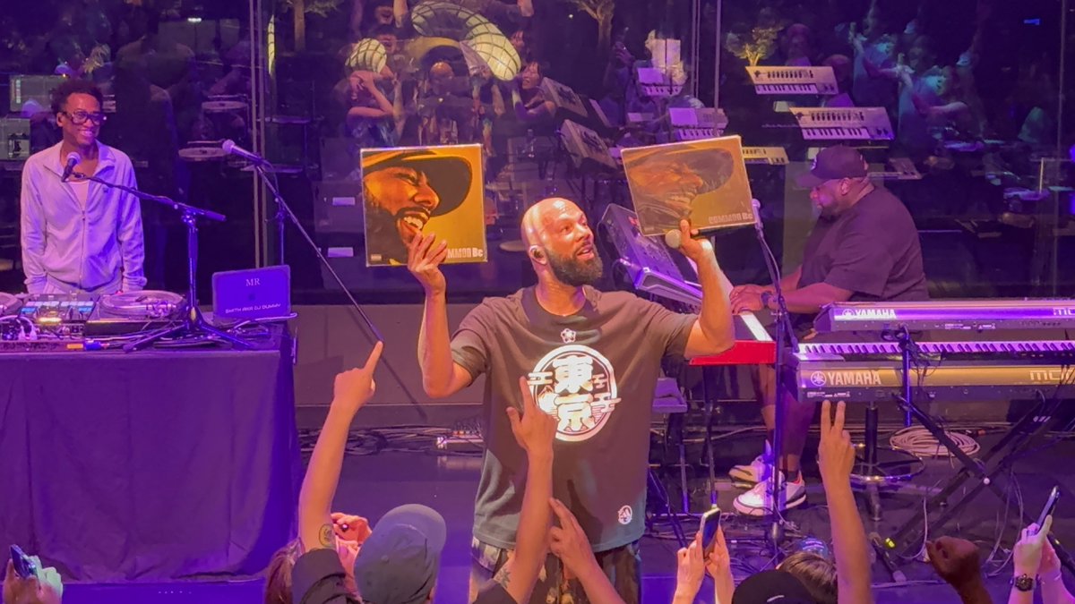 yoruno_hattrick's tweet image. #COMMON @ビルボード東京2nd 8/14
ほぼ80分くらいにぎっしり詰まった
HIP HOP WORLD 
20周年のBe含むみずからの定番〜
スタンダード的DrDre、Snoop辺りも
微笑ましいSOUL的女性への歌いかけ
ハイテンション場内練り歩き
愛あるファンサービスと興奮のショータイム
味あるバックのkey、 DJと満タンです