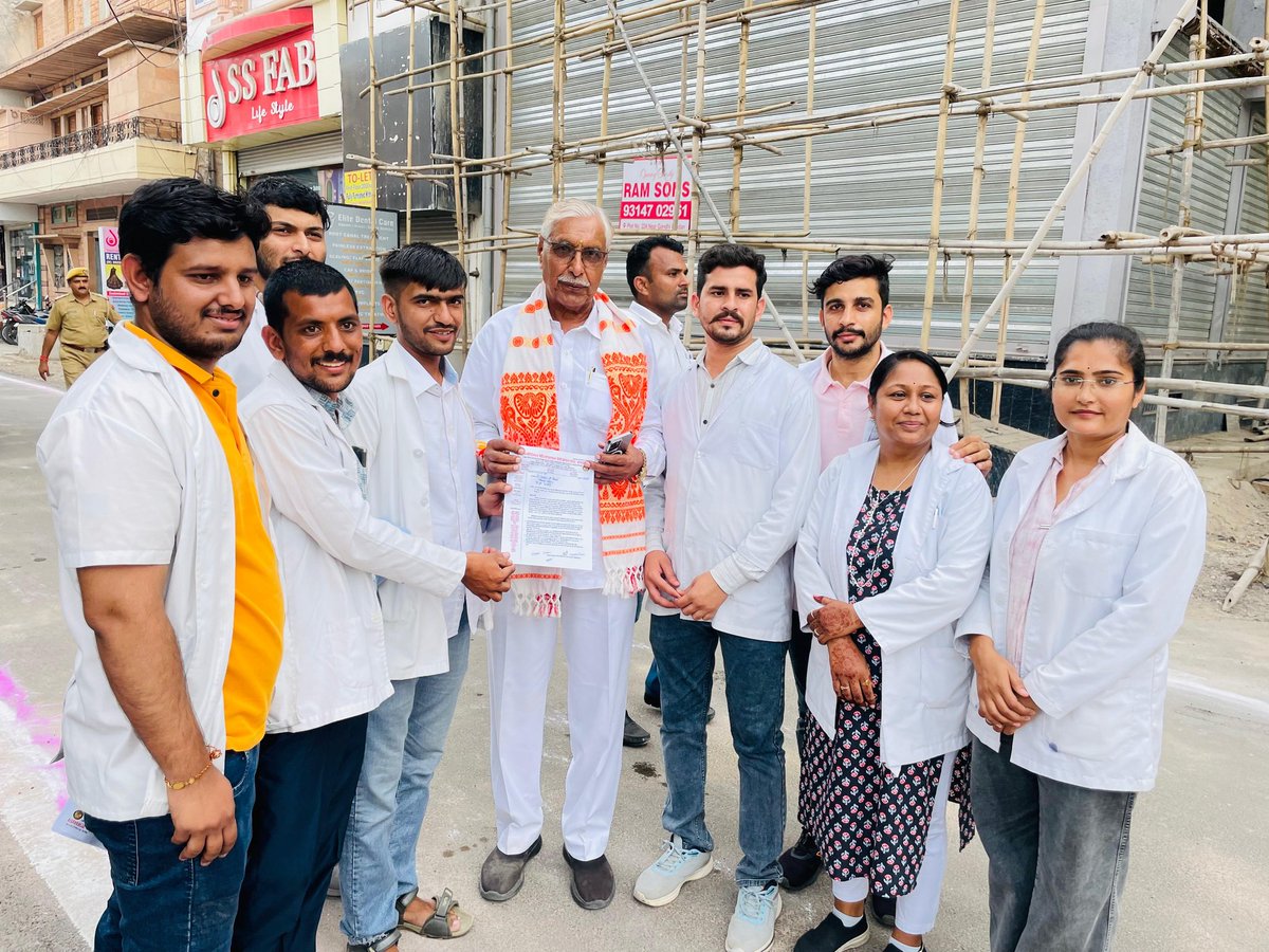 माननीय विधायक फलोदी पब्बाराम राम विश्नोई जी को बजट घोषणा के अनुसार पैरामेडिकल के 1500 पदों को बढ़ाकर 4000(2500 लैब टैक्नीशियन+1000 रेडियोग्राफर)किए जाने के सम्बन्ध में  लैब टैक्नीशियन रेडियोग्राफर बेरोज़गार संघ,जोधपुर ज्ञापन सौंपा गया
<a href="/BishnoiPabbaram/">Pabba Ram Bishnoi</a> <a href="/Anurag__nehra/">Anurag nehra</a> <a href="/RajPara2026/">Rajasthan Paramedical(U)</a>