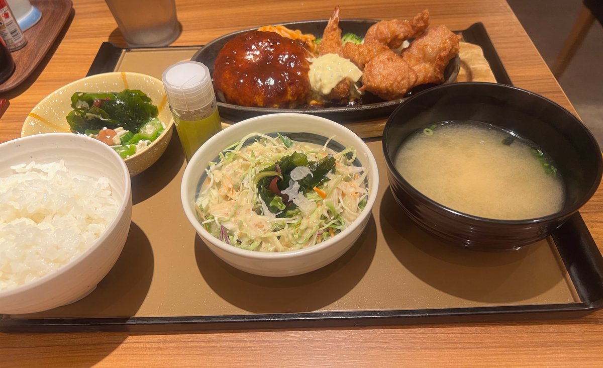 夏スク４期のお昼☺️
やよい軒行った！！ 
午後からも頑張ります👍🏻