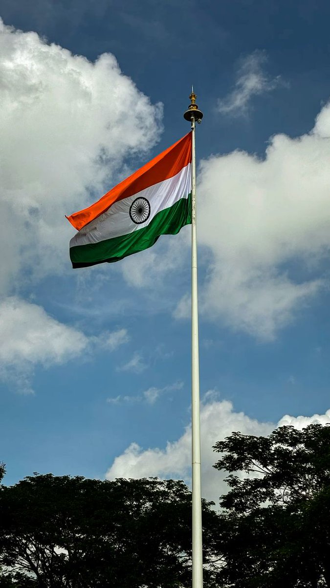 SkIfham's tweet photo. 78 years of freedom, countless sacrifices, and one united heart India. 🇮🇳
Happy Independence Day 🇮🇳

#IndependenceDay
#IndependenceDayIndia https://t.co/FR2O9U2cKZ