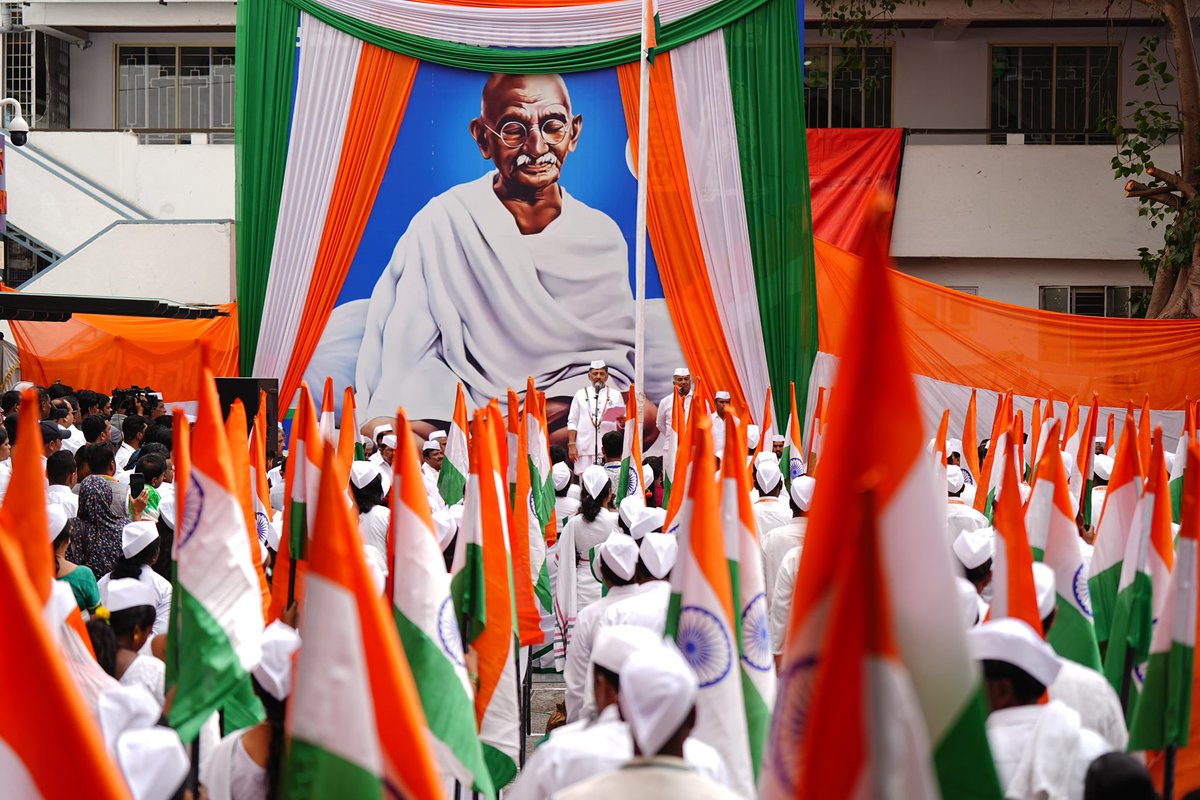 DKShivakumar's tweet photo. The Congress was at the heart of the Indian Independence struggle, and every year I hoist the flag as the KPCC President, it fills me with great pride and content. Glimpses from the flag hoisting at KPCC office, Bengaluru, today.

The Indian National Congress will continue to fight for the idea of India and the people of India.

Jai Hind🇮🇳

#79thIndependenceDay