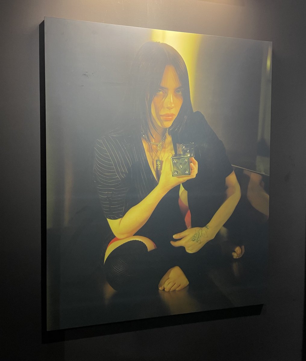 Gt3Kh's tweet photo. LIVE に先立ち、娘に連れられBillie のPOP UPへ
すごい人気だねえ https://t.co/2Jo04KWywb