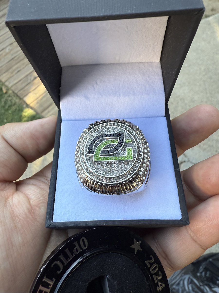 gizmo17k's tweet photo. The ring has finally arrived. New X Acc gonna be posting all my videos on here now! Hoping to grow 
LETS GO #GreenWall 
@H3CZ @OpTic https://t.co/2kxsfmoIr0