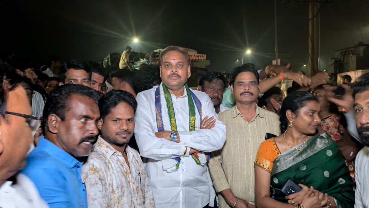 we_ysrcp's tweet photo. భీమిలి నియోజవర్గం,ఆనందపురం మండలం,గండి గుండం గ్రామం బాబు ష్యూరిటీ – మోసం గ్యారంటీ కార్యక్రమంలో పాల్గొన్న భీమిలి నియోజకవర్గం సమన్వయకర్త చిన్న శ్రీను గారు

  కార్యక్రమంలో  గౌరవ విజయనగరం జిల్లా జడ్పీ చైర్మన్, వైస్సార్సీపీ జిల్లా పార్టీ అధ్యక్షులు,భీమిలి నియోజకవర్గం సమన్వయకర్త  మజ్జి శ్రీనివాసరావు(చిన్న శ్రీను)గారు,ఆనందపురం జడ్పిటిసి కోరాడ వెంకట్రావు గారు, ఎంపీపీ ప్రతినిధి మజ్జి వెంకట్రావు గారు, మండల పార్టీ ప్రెసిడెంట్ బంక సత్యం గారు, స్థానిక సర్పంచ్ మరియు వైస్సార్సీపీ జిల్లా ప్రధాన కార్యదర్శి గండి గుండం శ్రీను గారు, ఎంపీటీసీ డోల గౌతిమి గారు వైస్ ఎంపీపీ పాండ్రంకి శ్రీను గారు,దాము గారు,ఇతర ముఖ్య నాయకులు,కార్యకర్తలు పాల్గొన్నారు.